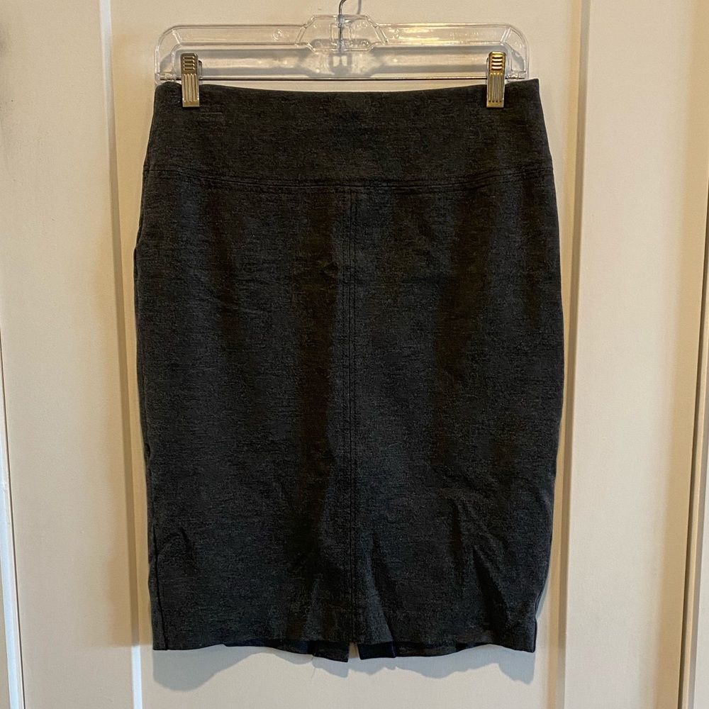 Simple grey skirt.  An everyday / anytime piece! Ann Taylor S6.